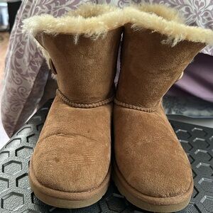 Classic girls size 2 chestnut color Bailey button